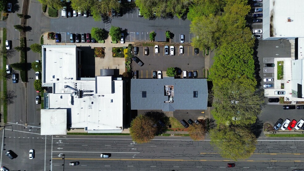 More Photos Of 313-337 Goodpasture Island Rd, Eugene Office For Sale