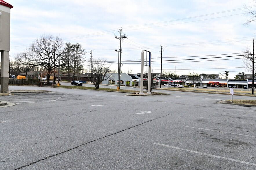 More Photos Of 8934 Woodyard Rd, Clinton Freestanding For Sale