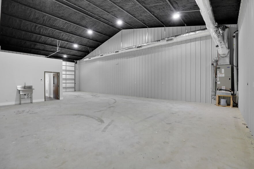 More Photos Of 14596 US Highway 75, Van Alstyne Flex For Lease