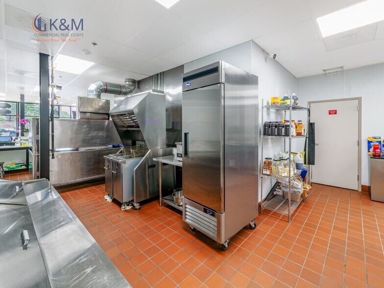 More Photos Of 9412 Battle St, Manassas General Retail For Lease