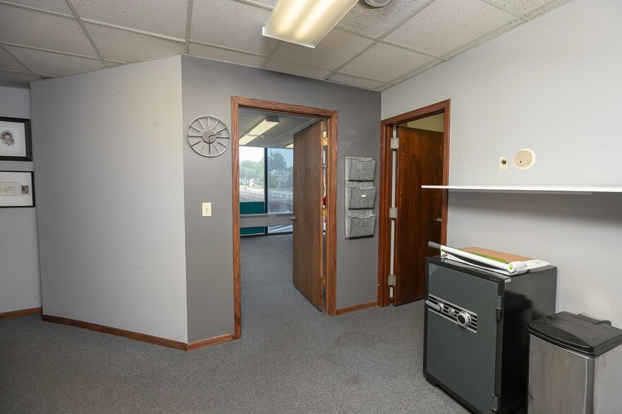 More Photos Of 307 E Center St, Rochester Office For Sale