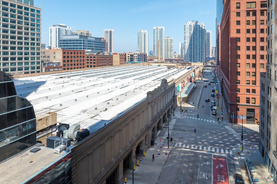 More Photos Of 100-118 N Canal St, Chicago Storefront For Lease