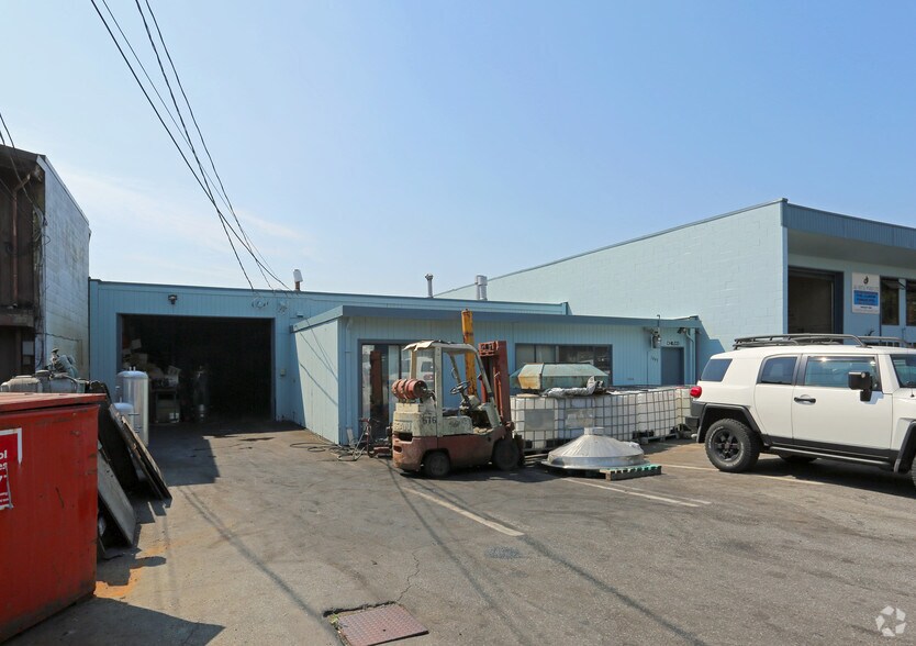 Primary Photo Of 1449 Charlotte Rd, North Vancouver Service For Lease