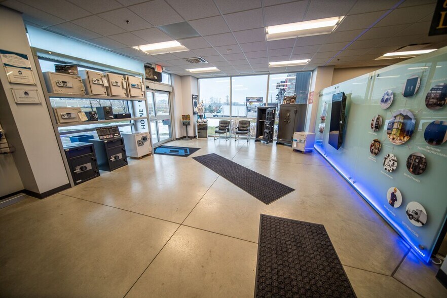 More Photos Of 1820 14th St NW, Rochester Showroom For Sale