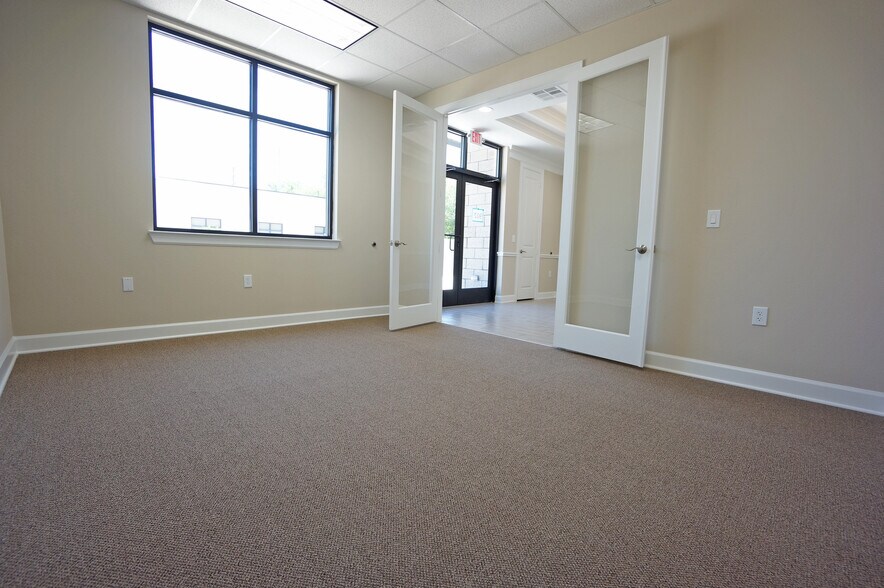 More Photos Of 12440 Emily Ct, Sugar Land Medical For Lease