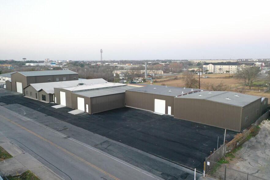 More Photos Of 11110 Bluff Bend Dr, Austin Warehouse For Lease