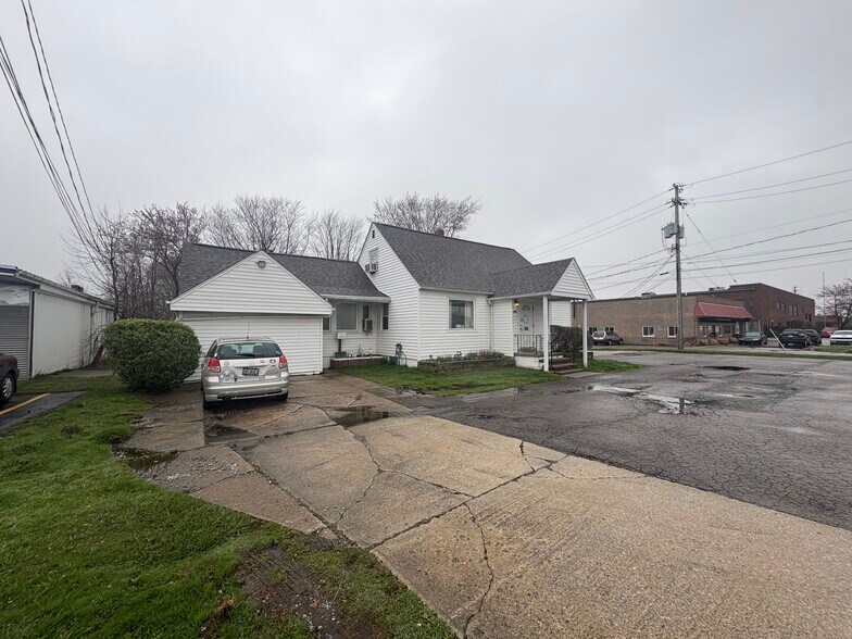 More Photos Of 7439 Tyler Blvd, Mentor Veterinarian Kennel For Sale