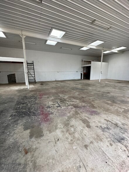 More Photos Of 2207 Lynnbrook Dr, Austin Flex For Lease