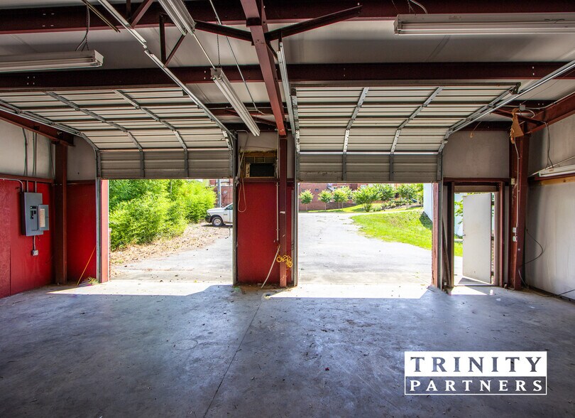 More Photos Of 3619 N Main St, Columbia Light Distribution For Sale