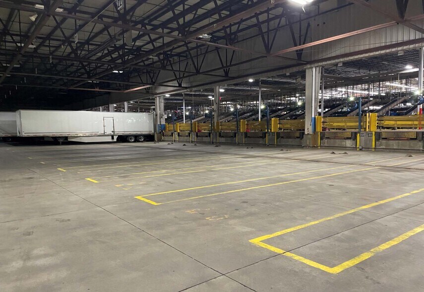 More Photos Of 5400 Perry Dr, Waterford Distribution For Lease