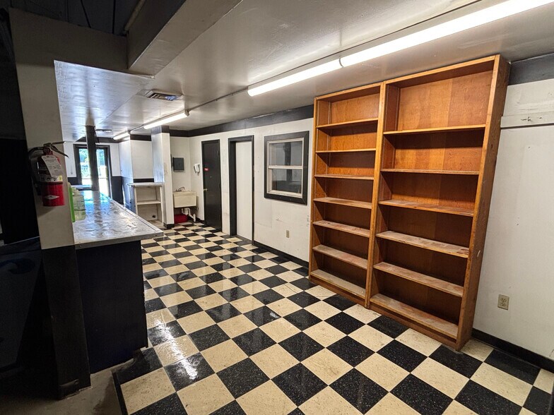 More Photos Of 29 Stillwater Ave, Orono Showroom For Lease
