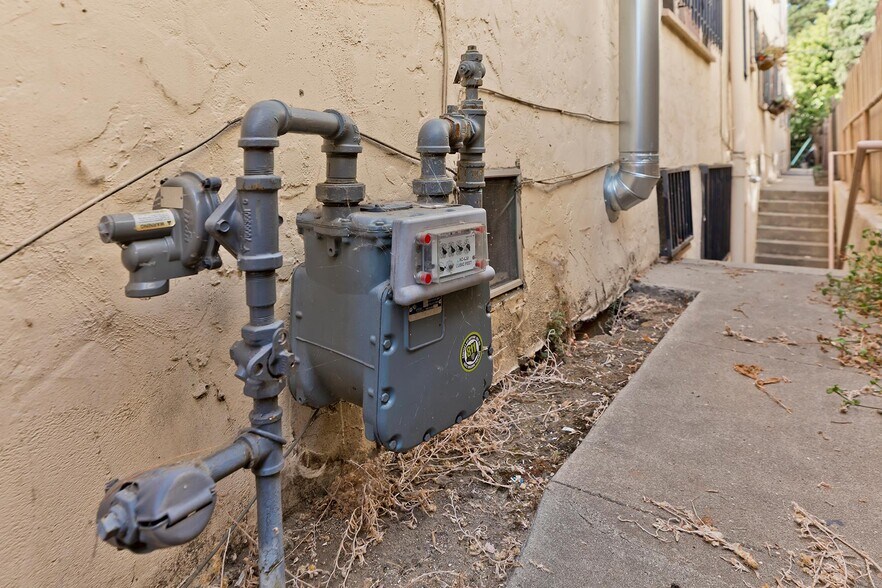 More Photos Of 637 N Spaulding Ave, Los Angeles Apartments For Sale