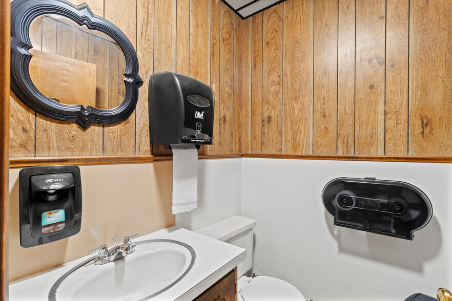 More Photos Of 911 N Broadway Ave, Ada Restaurant For Sale