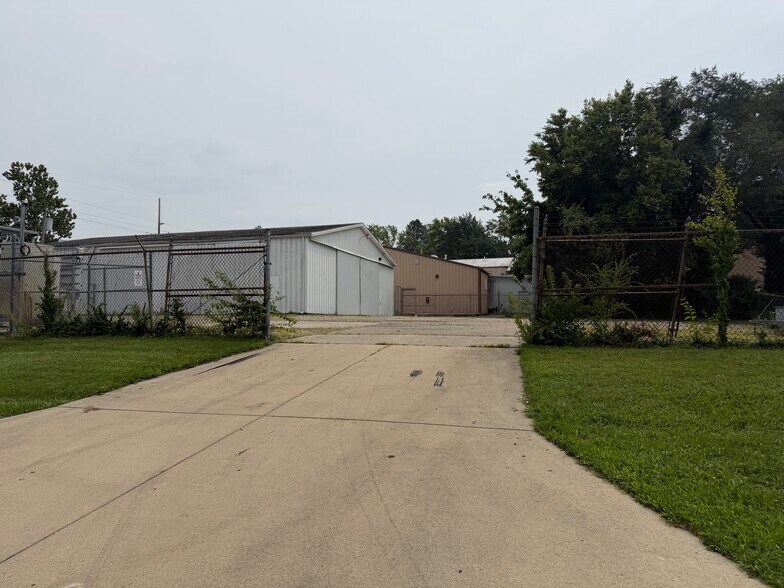More Photos Of 709 N Lincoln Ave, Springfield Industrial For Sale
