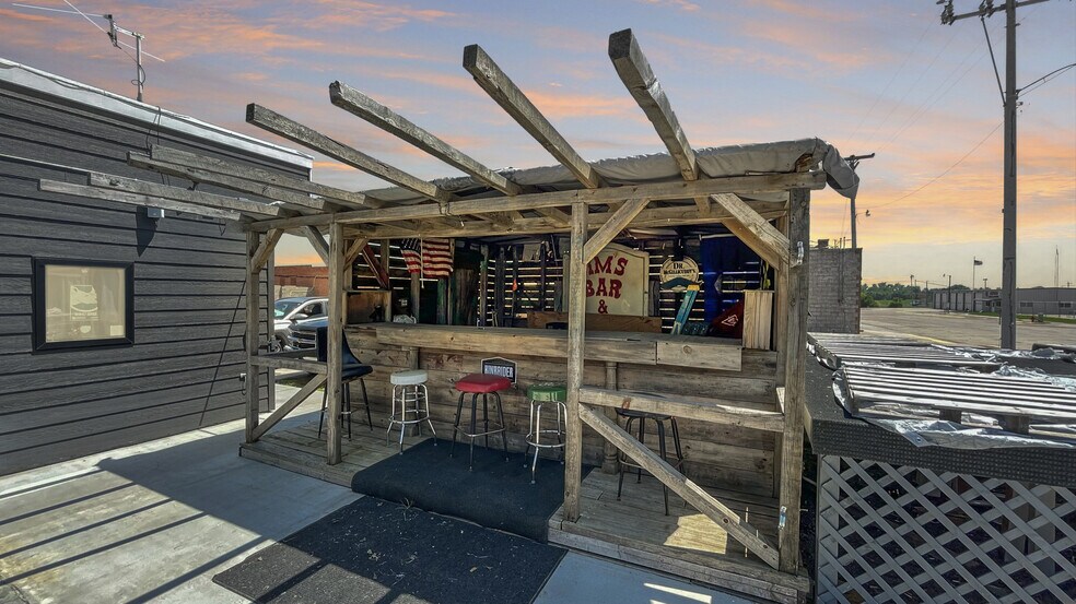 More Photos Of 208 W Arnold Ave, Arnold Restaurant For Sale