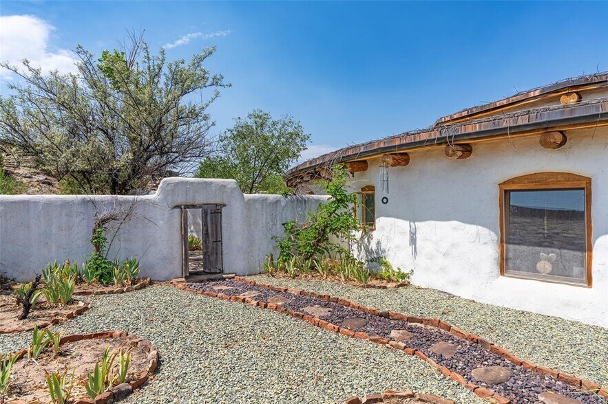 More Photos Of 18 Destierro Trail, Santa Fe Lodge Meeting Hall For Sale