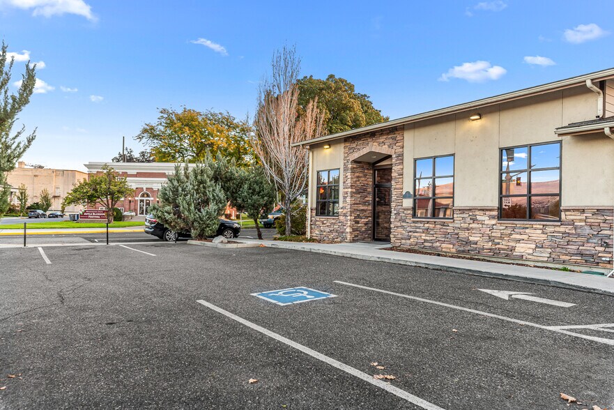 More Photos Of 10 N Chelan Ave, Wenatchee Veterinarian Kennel For Lease