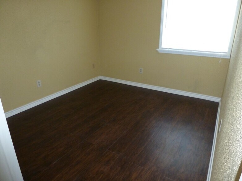 More Photos Of 803-805 Oran Cir, Bryan Apartments For Sale