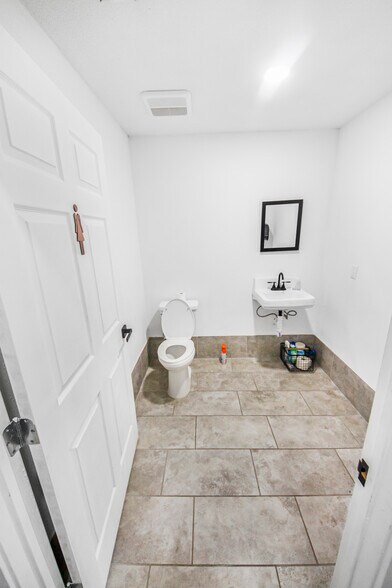 More Photos Of 4202 Canal St, Houston Freestanding For Lease