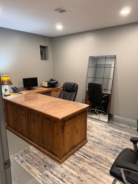 More Photos Of 18723 Mirror Lake Dr, Spring Coworking Space