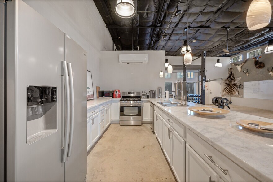 More Photos Of 2428 San Benito St, Fresno Showroom For Sale