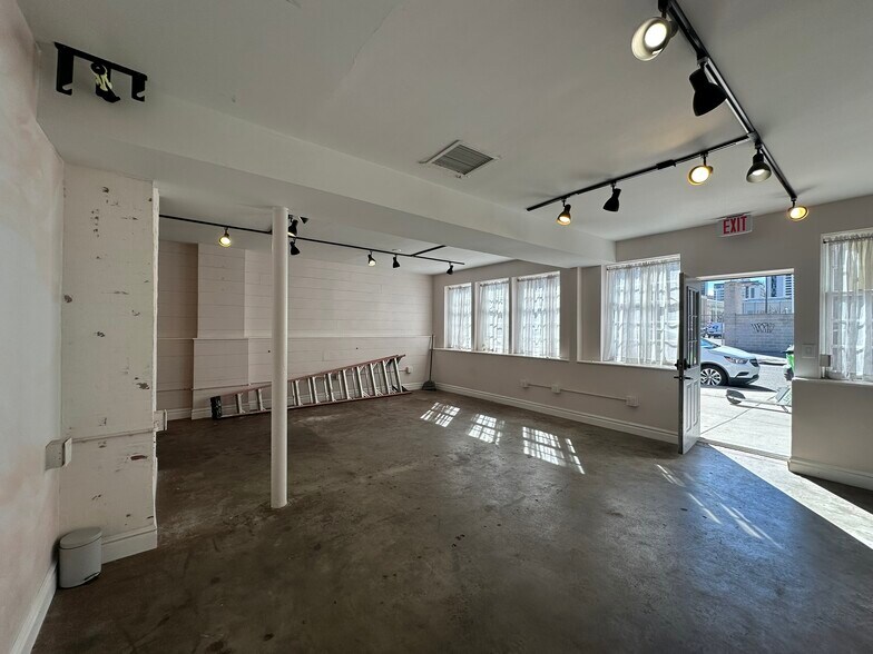 More Photos Of 2100 Curtis St, Denver Restaurant For Lease