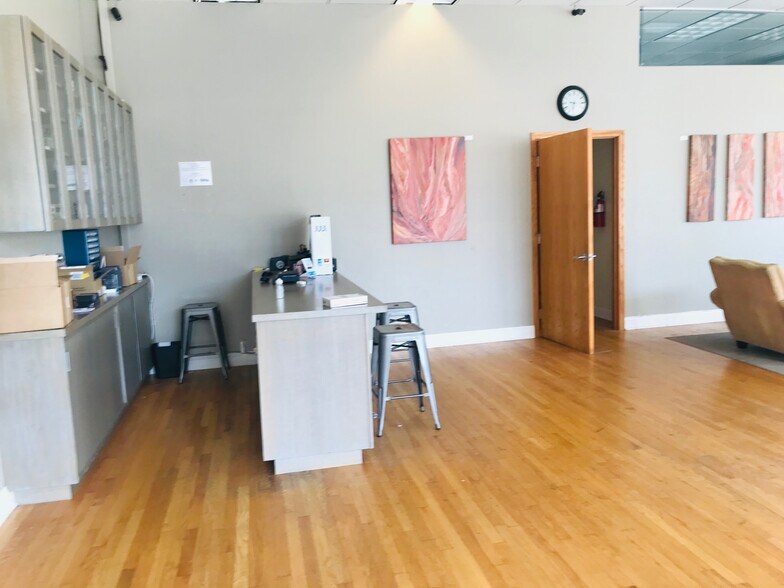 More Photos Of 5700 6th Ave, Kenosha Storefront Retail Office For Lease