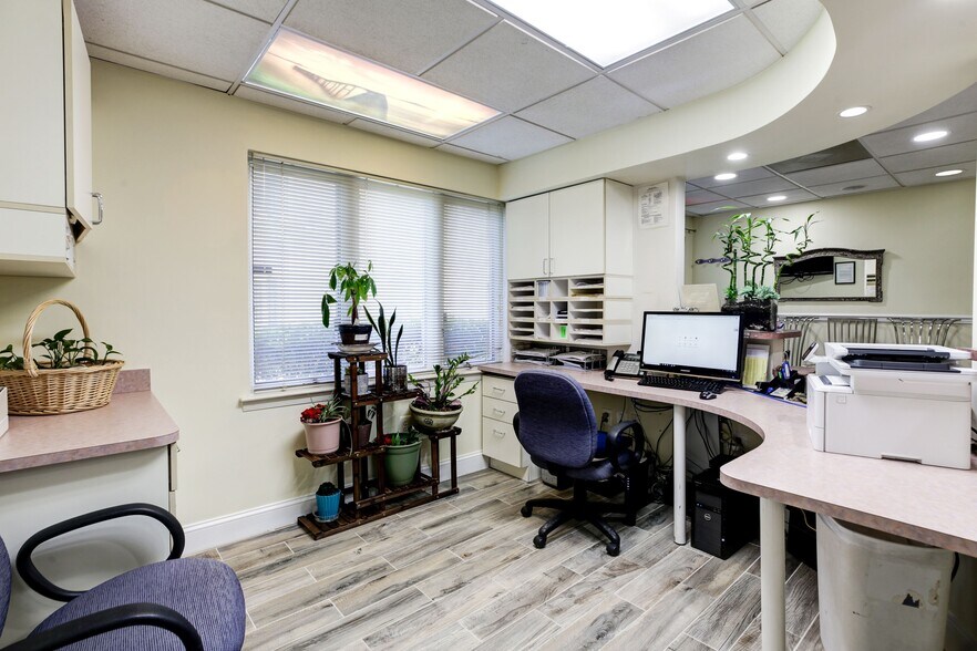 More Photos Of 931-947 Russell Ave, Gaithersburg Medical For Lease