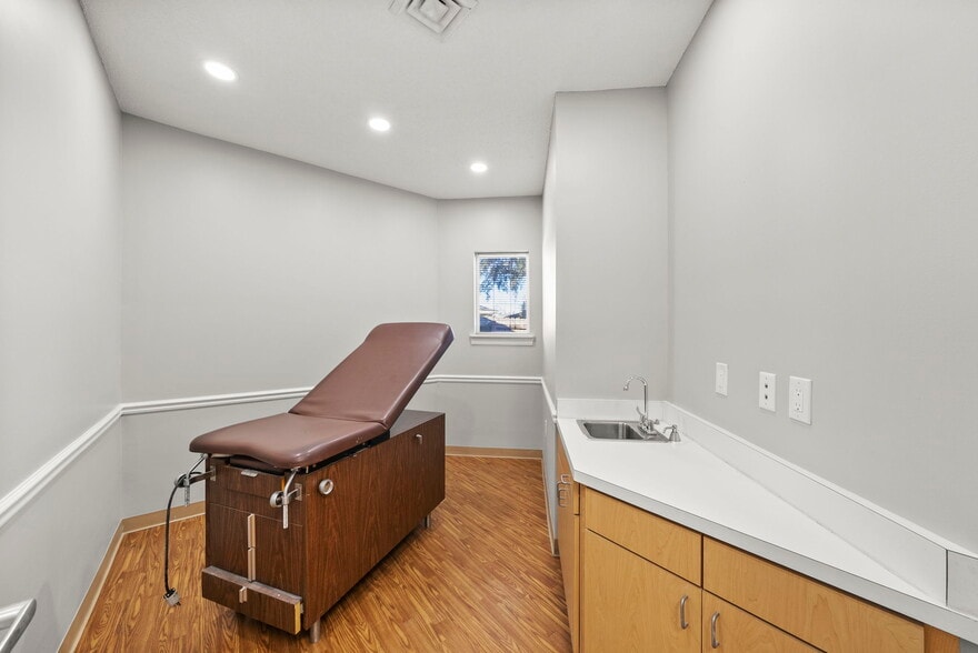 More Photos Of 2567 Huntcliff Ln, Panama City Medical For Lease