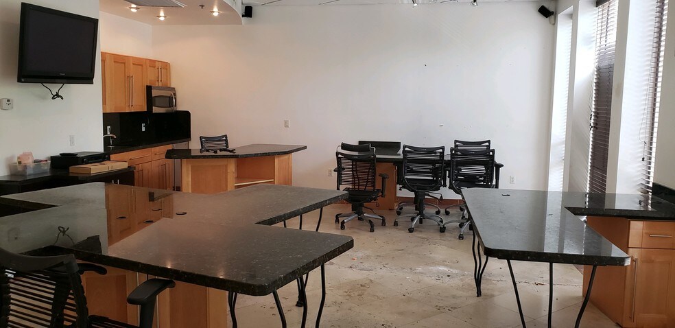 More Photos Of 6500 Cow Pen Rd, Miami Lakes Office For Lease