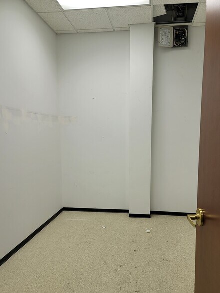 More Photos Of 15 SW Old State Capitol Plz, Springfield Office For Sale