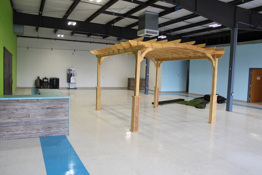 More Photos Of 1010 W 7th St, Auburn Unknown For Lease