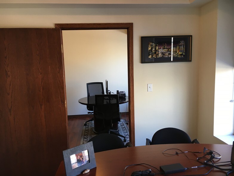 More Photos Of 134-138 N Marion St, Oak Park Storefront Retail Office For Lease