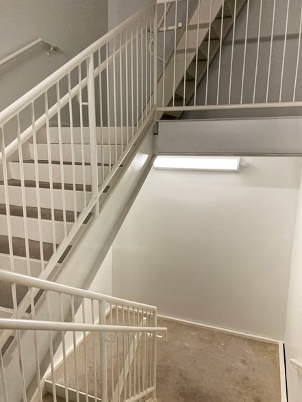 More Photos Of 400 W Davis St, Conroe Office For Lease