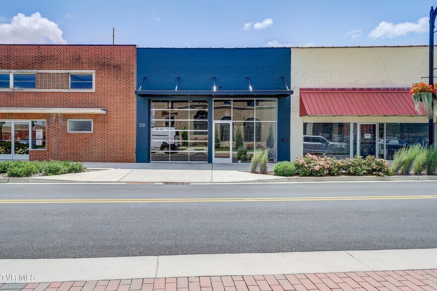 More Photos Of 331 W Walnut St, Johnson City Flex For Sale