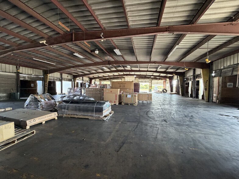 More Photos Of 2026 W Malone Ave, San Antonio Warehouse For Lease