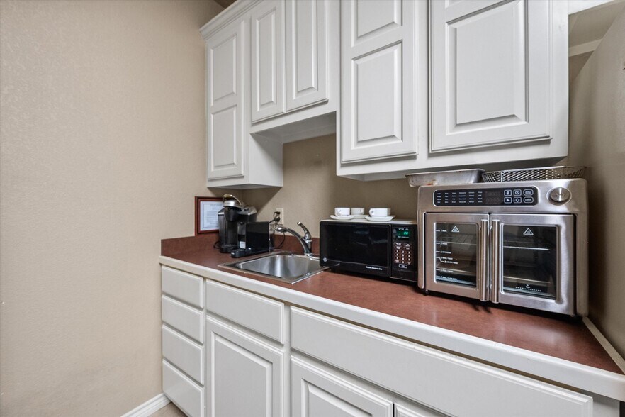 More Photos Of 2220 W 2nd Ave, Corsicana Office For Sale