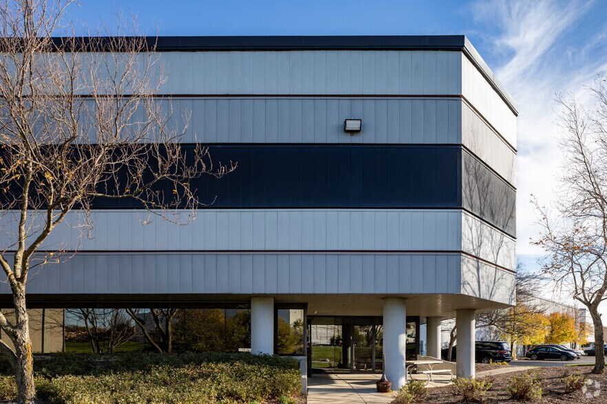 More Photos Of 2501-2575 Allan Dr, Elk Grove Village Warehouse For Lease