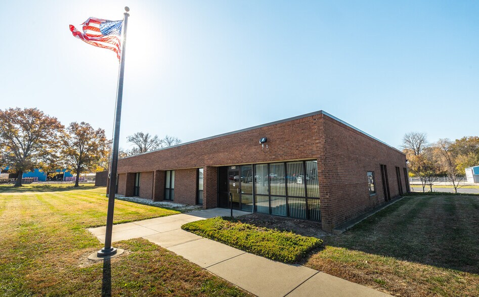 Primary Photo Of 4436 Industrial Dr, Alton Industrial For Lease