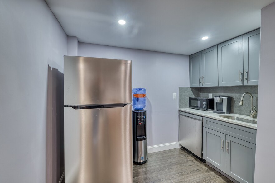 More Photos Of 10 Old Mamaroneck Rd, White Plains Office For Sale