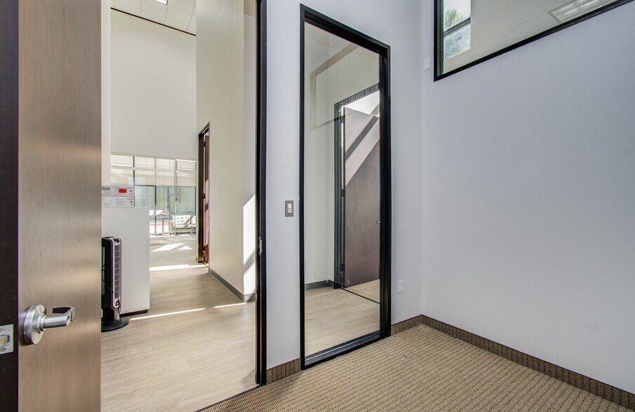 More Photos Of 9330 Kirby Dr, Houston Research And Development For Lease