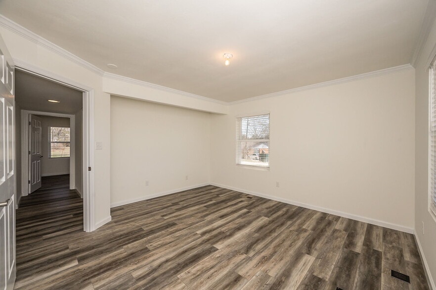 More Photos Of 302 S Lincoln Dr, Troy Office For Lease