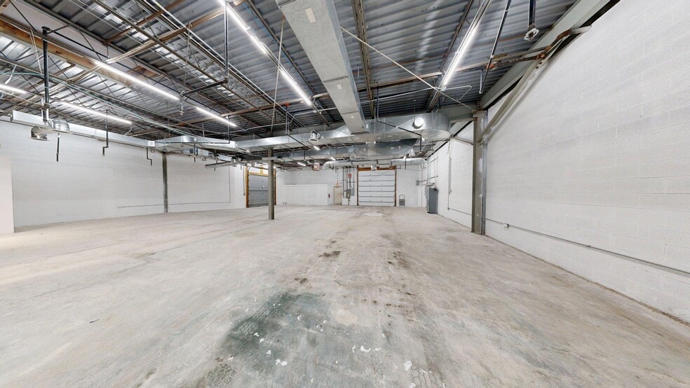 More Photos Of 271-285 E Helen Rd, Palatine Light Distribution For Sale