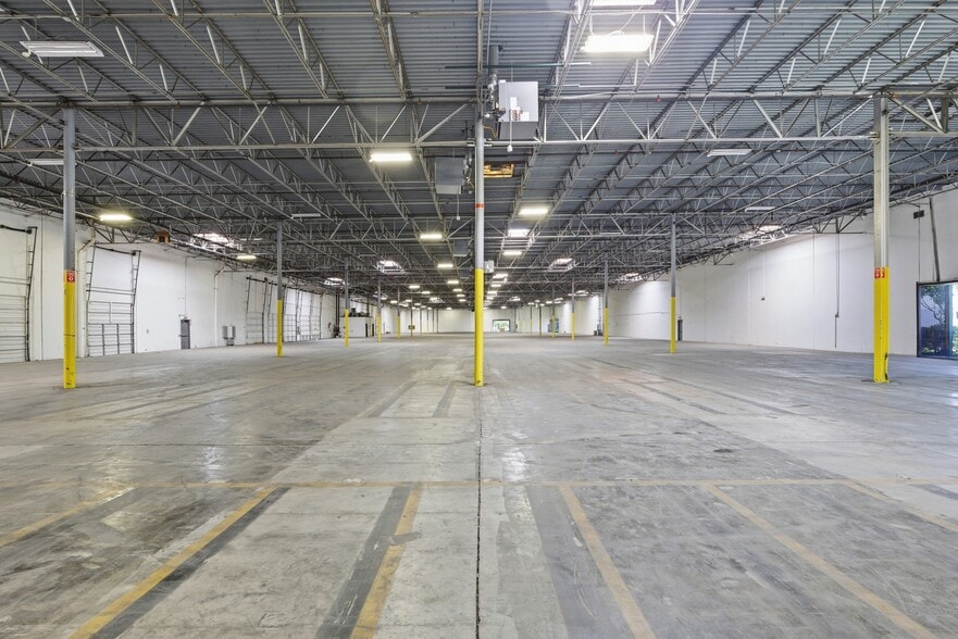 More Photos Of 13755-13775 Benchmark Dr, Farmers Branch Warehouse For Lease