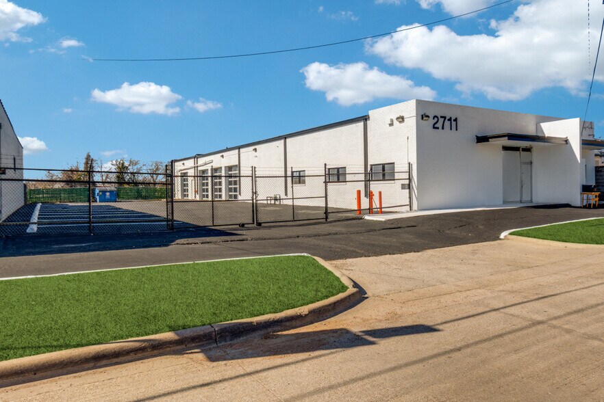 More Photos Of 2711 Irving Blvd, Dallas Light Distribution For Lease