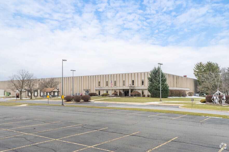 More Photos Of 1062 MacArthur Rd, Reading Warehouse For Lease