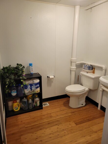 More Photos Of 909 6th St, Clarkston Storefront Retail Office For Lease