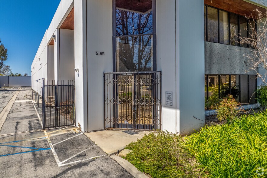 More Photos Of 5155 Goldman Ave, Moorpark Manufacturing For Lease