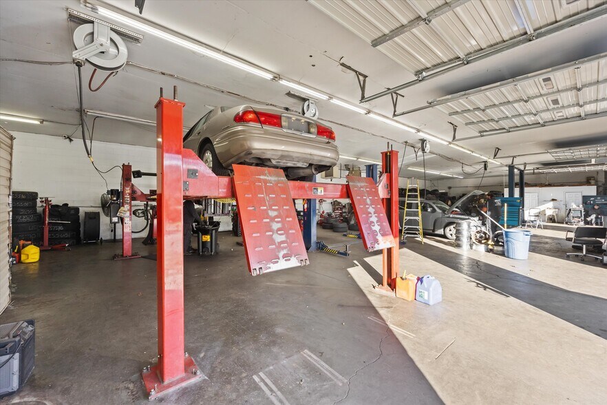 More Photos Of 2845 Western Ave, Knoxville Auto Repair For Sale