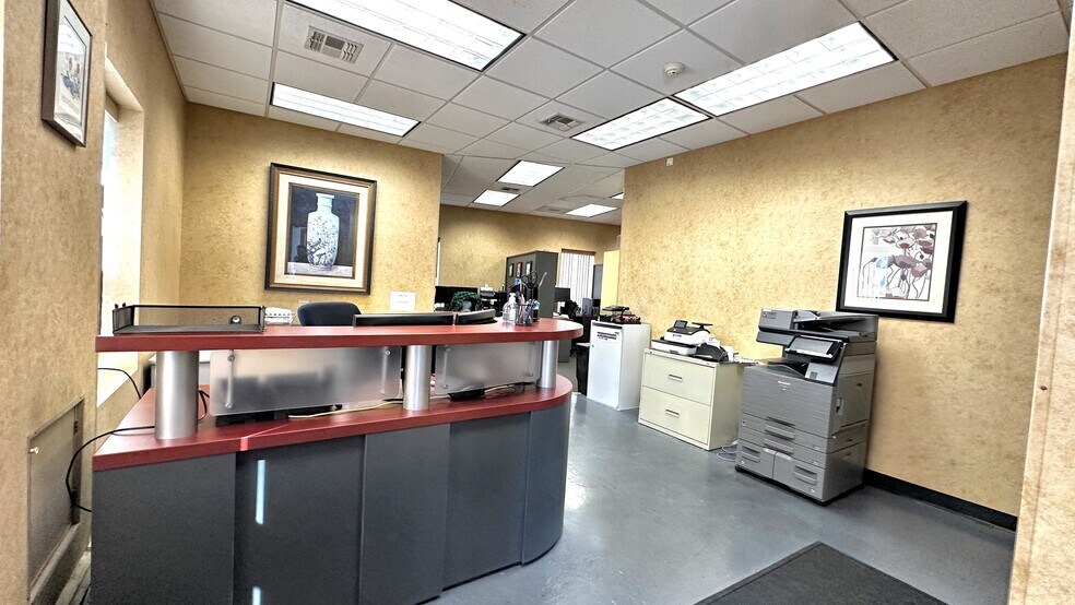 More Photos Of 1991 Smith St, Merrick Medical For Sale